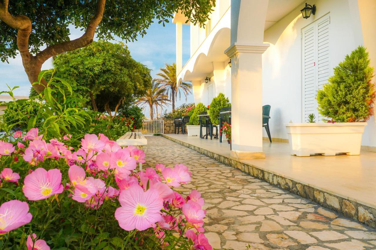 Cubaneros Holiday Inn Laganas Bagian luar foto