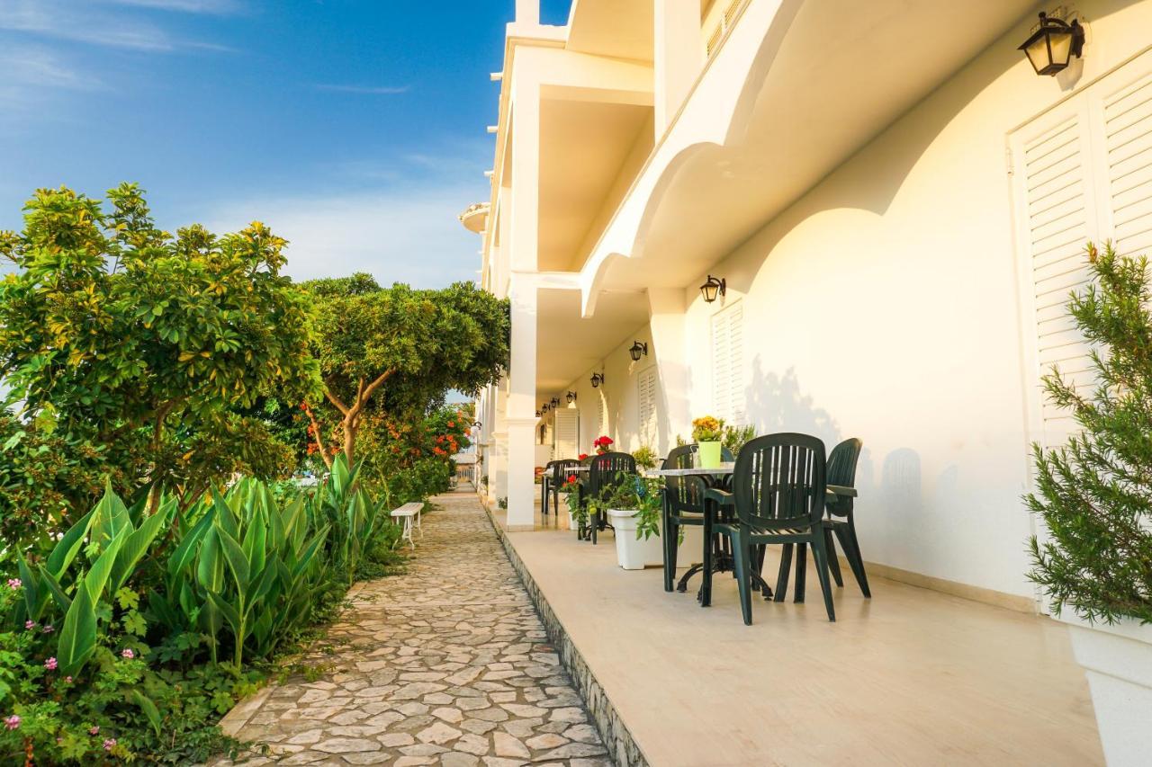 Cubaneros Holiday Inn Laganas Bagian luar foto